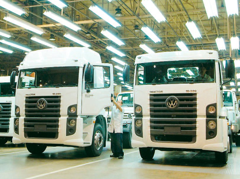 pes-53-el-nuevo-camion-volkswagen-contellation-31320-e-6x4-01