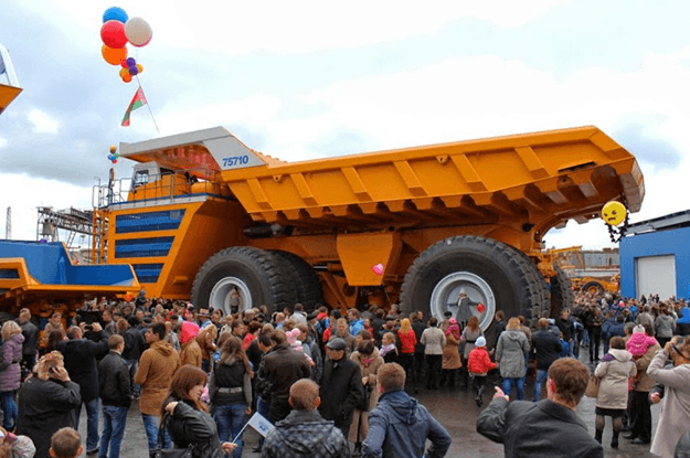 2019-09-20-el-camion-mas-grande-del-mundo-impulsado-por-motores-electricos-4-04