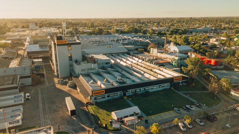 Pirelli inaugura la producción de neumáticos para motos