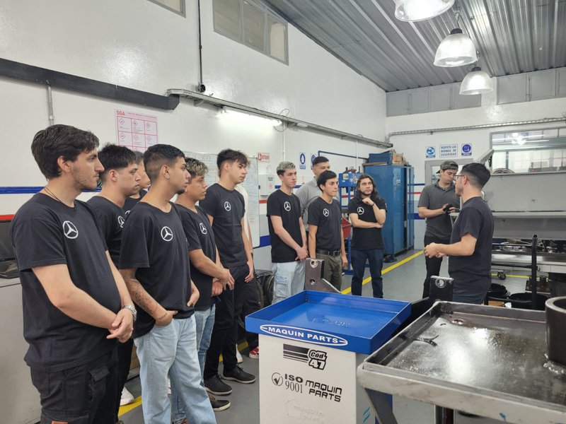 Graduación del programa ''TruckCionar Futuro'' de Mercedes-Benz