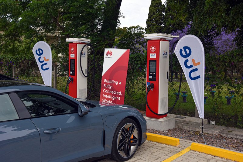 Inauguran la primera electrolinera ultrarrápida