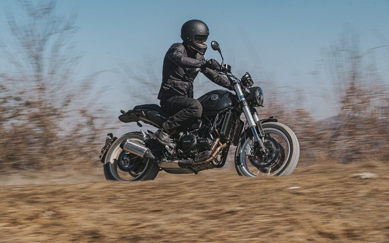 CAFAM refuerza el uso del casco en motociclistas