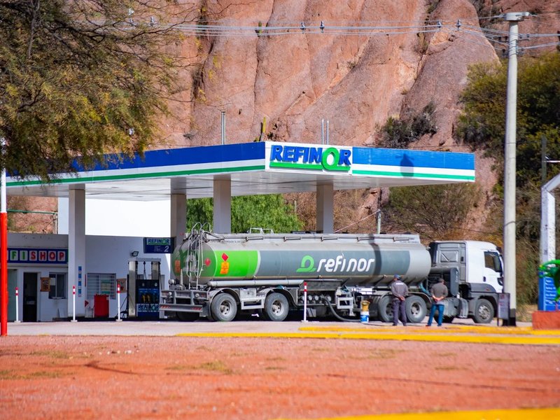 YPF adquiere el 100% de Refinor