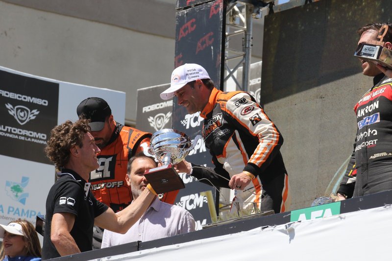 Mercedes-Benz Camiones y Buses entrega la Copa de Oro en Toay