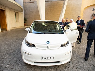 BMW Italia donó un BMW i3 al Santo Padre