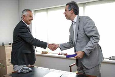 Dos líderes asociados