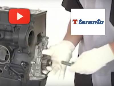 Taranto: Montaje de junta de tapa de cilindros y tornillos en Volkswagen